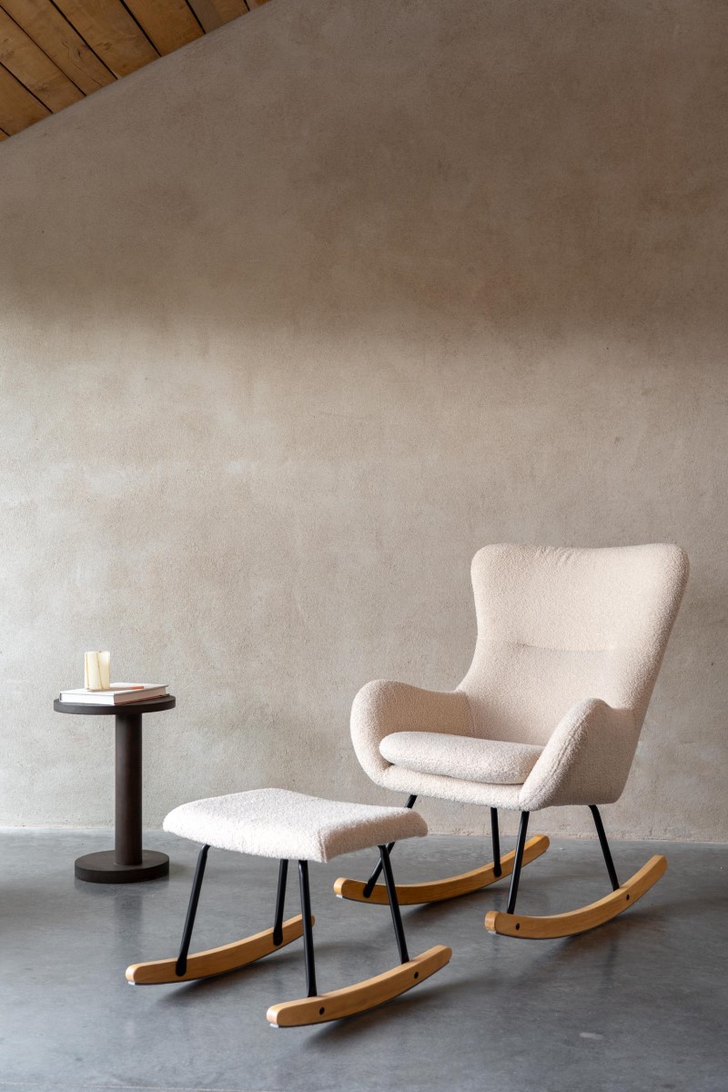 Moderní set houpacího křesla a podnožky v designovém dětském pokoji